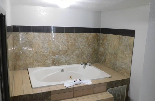 Gatlinburg Hotel | Days Inn & Suites by Wyndham Downtown Gatlinburg Parkway