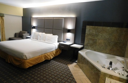 Gatlinburg Hotel | Days Inn & Suites by Wyndham Downtown Gatlinburg Parkway