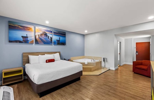 Lakeland Hotel | Days Inn & Suites by Wyndham Lakeland