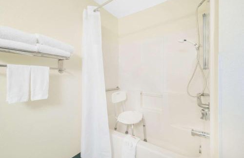 Fargo Hotel | Days Inn & Suites by Wyndham Fargo 19th Ave/Airport Dome