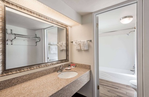 Lodi Hotel | Days Inn & Suites by Wyndham Lodi