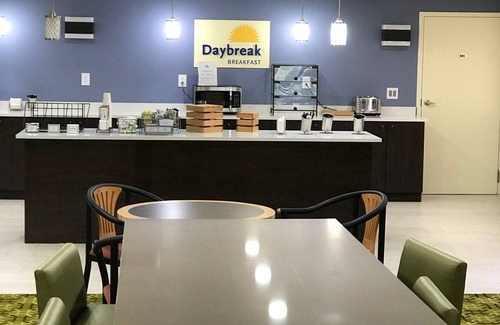 Rochester Hills Hotel | Days Inn & Suites by Wyndham Rochester Hills MI