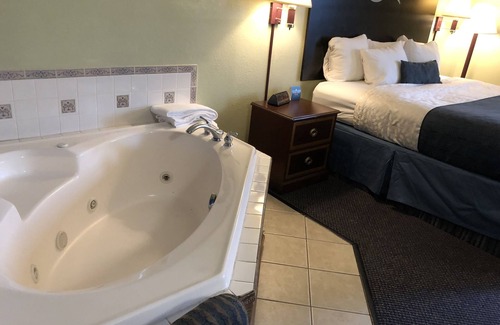 Girard Hotel | Days Inn & Suites by Wyndham Youngstown / Girard Ohio