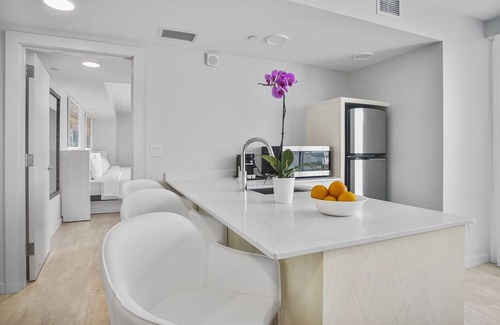 Brush - Stewarts Hotel | Daytona Grande Oceanfront Resort