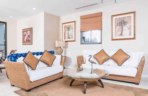 Coco Casa | Dazzling End Unit in Coco with Lots of Windows and Light Sleeps 8