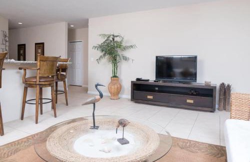 Coco Casa | Dazzling End Unit in Coco with Lots of Windows and Light Sleeps 8