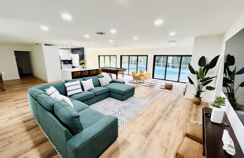 Jog Road Casa | Dazzling New Full Remodel! Heated Pool, 4 miles to Downtown Delray and the beach