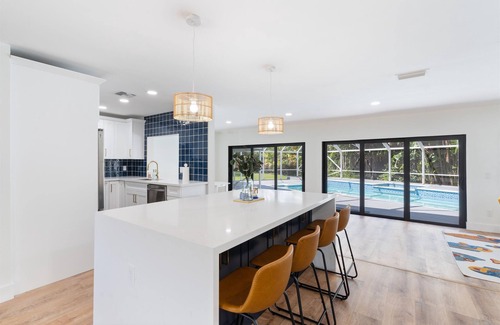 Jog Road Casa | Dazzling New Full Remodel! Heated Pool, 4 miles to Downtown Delray and the beach
