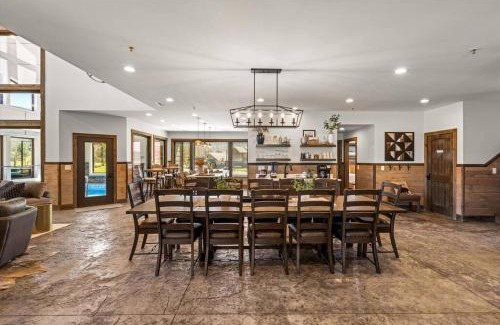 Wears Valley Casa | Dazzling New Lux Bowling Pickleball Pool Mtn Views