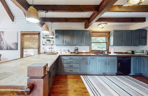 Royal Pines Casa | Dazzling retreat: 2 Suites, mtn views - 20 Min to Biltmore Estate in Asheville