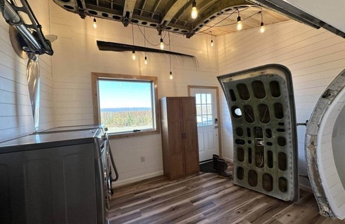 Big Lake Casa | DC-6 Vintage Airplane House