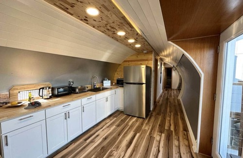 Big Lake Casa | DC-6 Vintage Airplane House