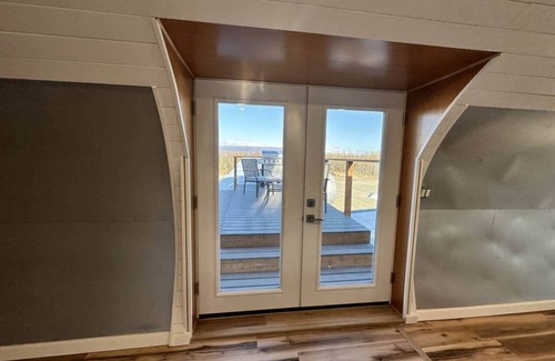 Big Lake Casa | DC-6 Vintage Airplane House