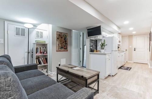 Cleveland Park Apartamento | DC Guest Suite Walkable, Parking, Pets Welcome