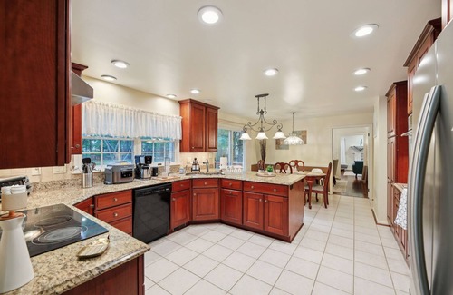 Montgomery Village Casa | DC Luxury Family Retreat in Forest—Spacious Full of Fun w/ Zipline Waterfall