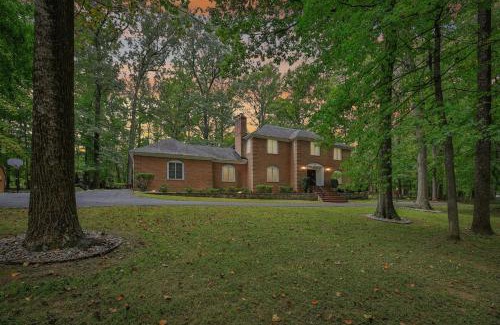 Montgomery Village Casa | DC Luxury Retreat in Forest Spacious Full of Fun