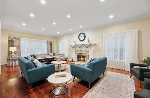 Montgomery Village Casa | DC Luxury Retreat in Forest Spacious Full of Fun