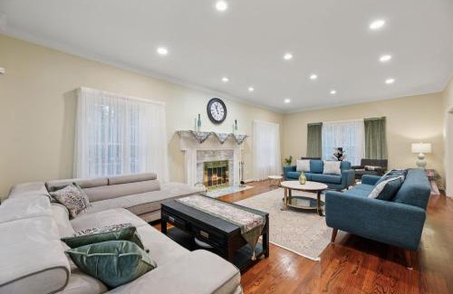 Montgomery Village Casa | DC Luxury Retreat in Forest Spacious Full of Fun