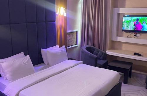 Uyo Hotel | DE ROSS HOTEL & SUITES