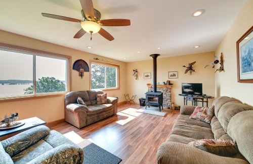 New Concord Casa | Deck and Water View Cozy Kentucky Lake Getaway