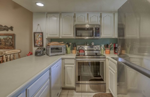 Pagosa Springs Condominio | Deck Pet-Friendly Treehouse Condo: Cozy, Great Location, Mountain Views, Near Dining & Hot Springs