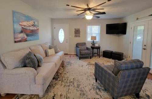 Huddleston Casa | Decorated for the holidays, 4 kayaks, Wifi, Pool table, Firepit, popcorn machine