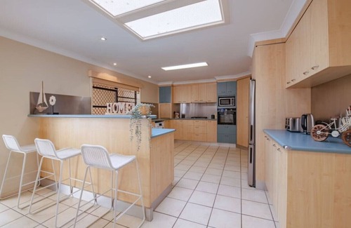 Robertson Casa | Decorated with love! 4BD Family House w/ Pool