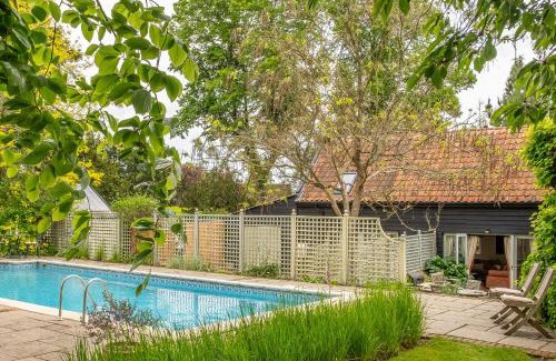 Higham Casa | Dedham Vale Cottage with Swimming Pool - Yew Tree Barn