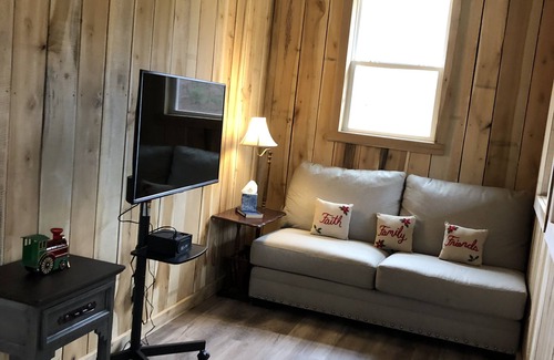 Wedowee Cabina | DeeDee's Hideaway-Secluded Getaway on the Water