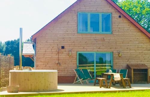 Westcott Casa | Deer Den timber clad cabin with hot tub, up private lane