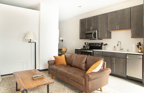 Westown Apartamento | Deer District Studio Apt JC7 - One Block from Fiserv and Baird