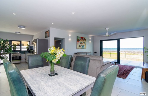 Elgin Villa | DeJa Blue. Luxurious modern appartment in a golf estate 30 meters from the beach