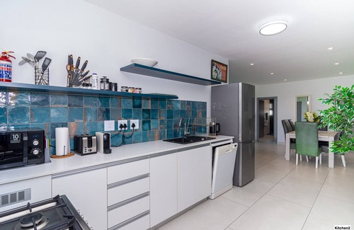 Elgin Villa | DeJa Blue. Luxurious modern appartment in a golf estate 30 meters from the beach