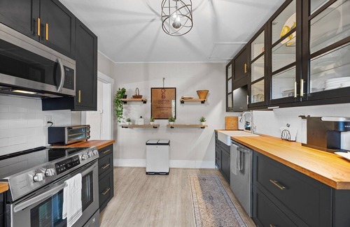 Oakley Casa | Deja Blue Luxurious Pet Friendly 30+ day Rental in Asheville | Two Fenced In Yards!