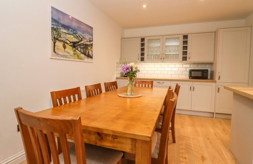Bishop's Cleeve Casa | DELABERE ROAD, pet friendly, with a garden in Bishops Cleeve