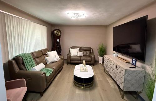 West Newton Apartamento | Delightful 3 Bd Home with King size bed, hot tub, playground!