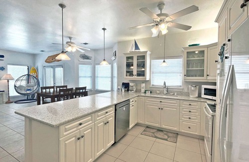 White Sands Cottages Casa | ¡Encantadora casa de pueblo de 3 dormitorios y 3 baños con vista al golfo y terraza de observación en la azotea!