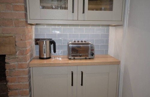 Sandwich Cabaña | Delightful Cottage in Sandwich - One Bedroom