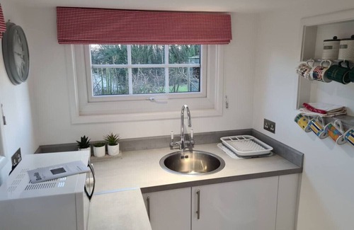 Cowbridge Cabina | Delightful Cowbridge Railway Carriage with Hot Tub
