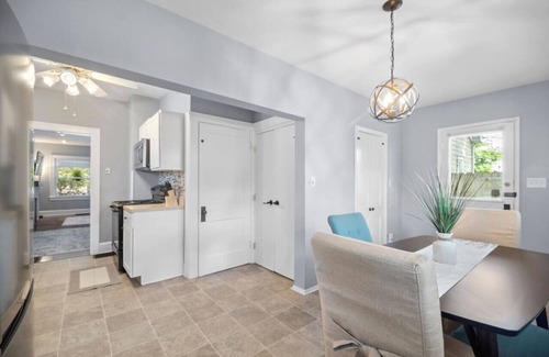 Hamilton Casa | Delightful Cozy Home/2 bed 1 Bath Sleeps 8/private