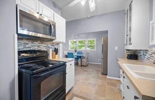 Hamilton Casa | Delightful Cozy Home/2 bed 1 Bath Sleeps 8/private