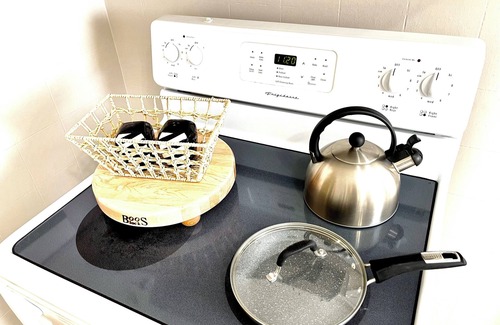 Bowling Green Casa | Delightful Decor /3 miles to Beech Bend & WKU /Garage / Firepit /King Bed /Games