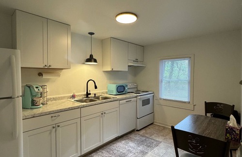 Roanoke Apartamento | Delightful Duplex in Roanoke- Close to the Hospitals and Pet friendly!