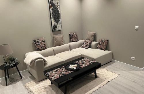 Larvik Apartamento | Delikat, romslig og sjønær sentrumsleilighet