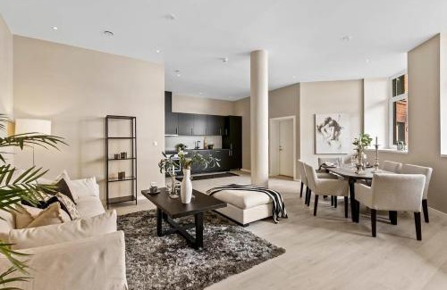 Larvik Apartamento | Delikat, romslig og sjønær sentrumsleilighet