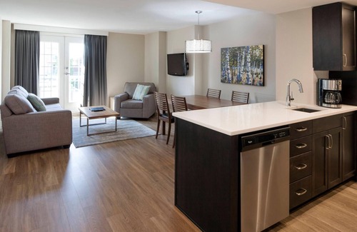 Kelowna Central Business District Apartamento | Delta Grand 2 Bedroom Condo full kitchen sleeps 6 partial lake view - Renovated