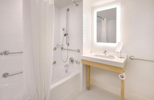 Daytona Beach Shores Hotel | Delta Hotels by Marriott Daytona Beach Oceanfront