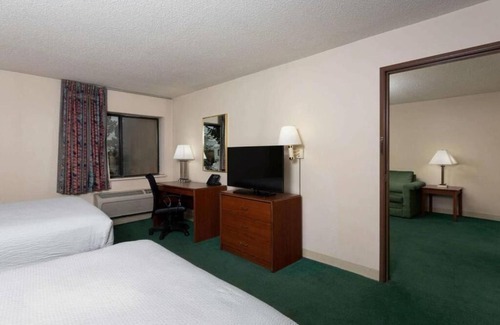 Indianapolis Casa | Deluxe 1 King Bed Non-Smoking