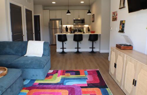 Rogers Apartamento | Deluxe Apt, King Bed, Workspace, Gym, Free"p"