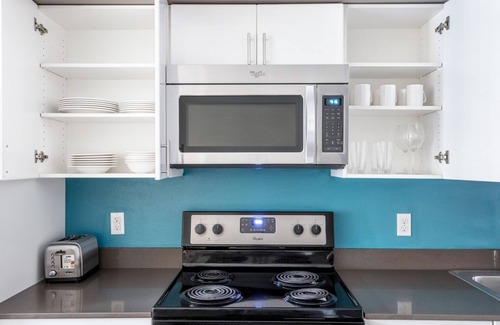 West Woodland Apartamento | Deluxe Ballard 1BR w/ Lounge, Shops & BBQ, near Dining, by Blueground